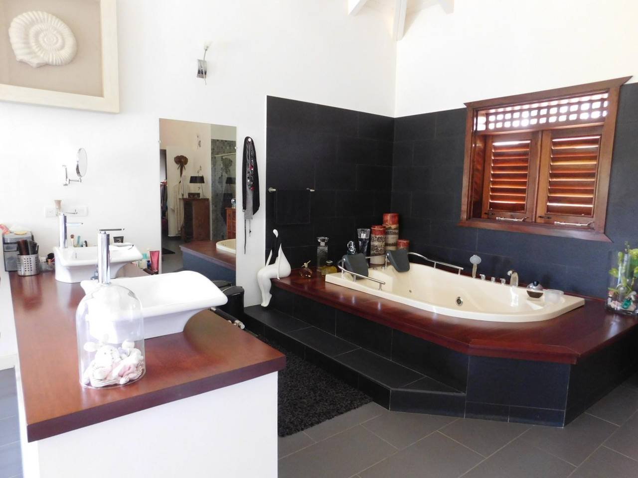 3302-Bathroom1 Superb Traditional Luxury Villa in La Barbacoa