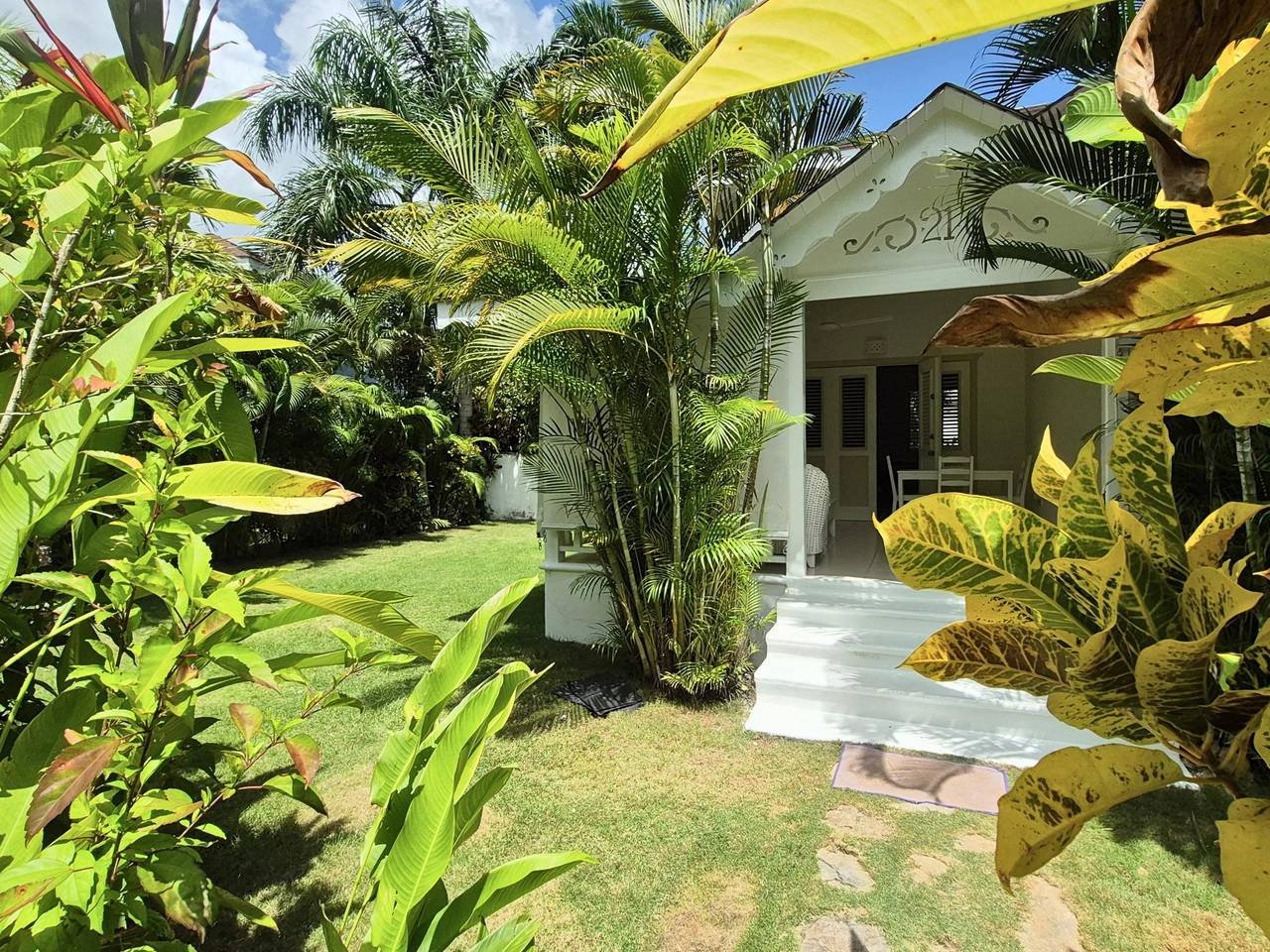 3342-Outside1 Charming Colonial Villa Near Playa Punta Popy