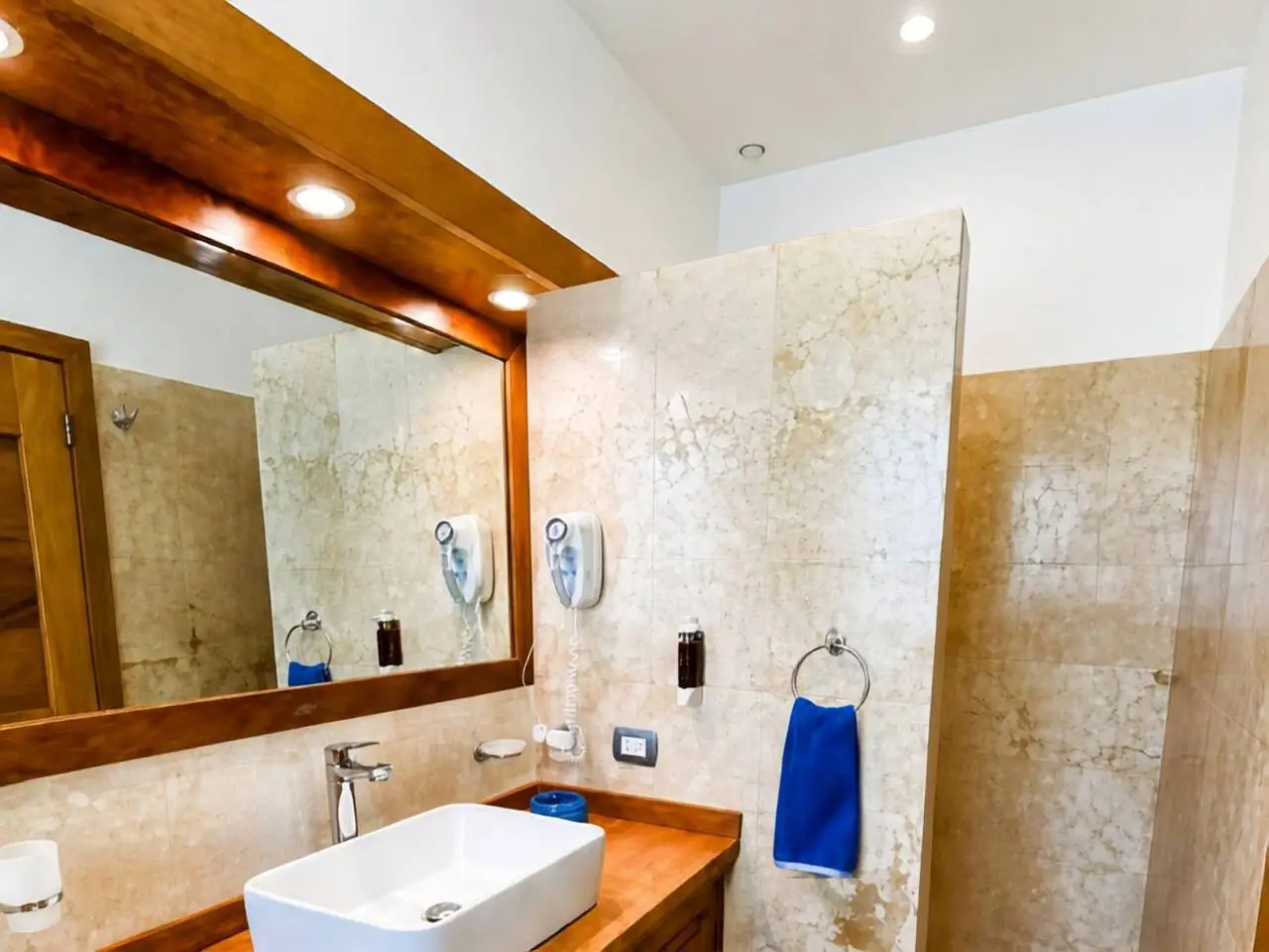 3393-Bathroom1 Modern 2-Bedroom Apartment in Playa Las Ballenas