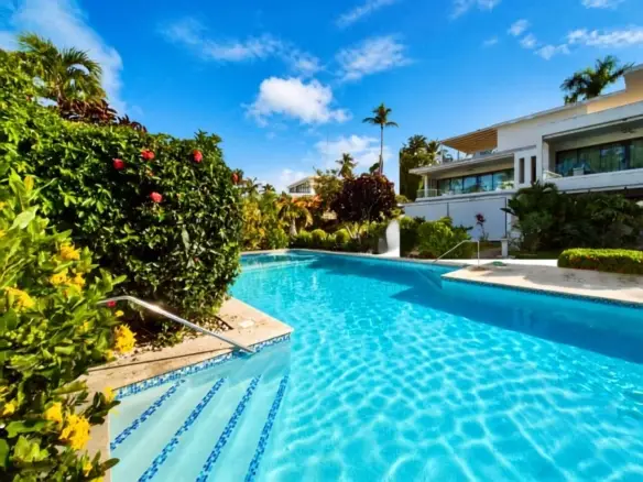 Modern 2-Bedroom Apartment in Playa Las Ballenas