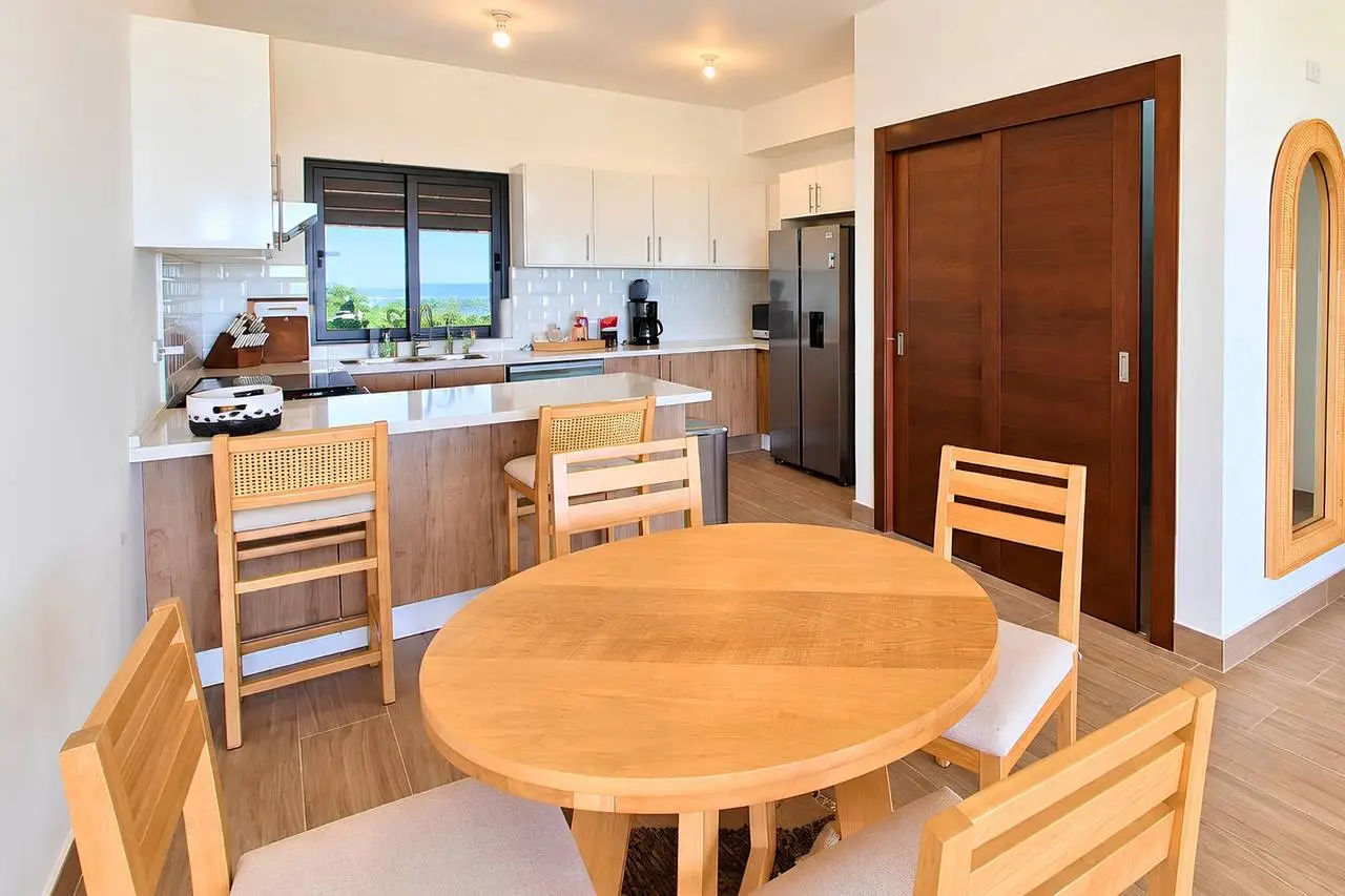 3401-DiningRoom1 Modern Apartment with Ocean View and Rooftop Pool