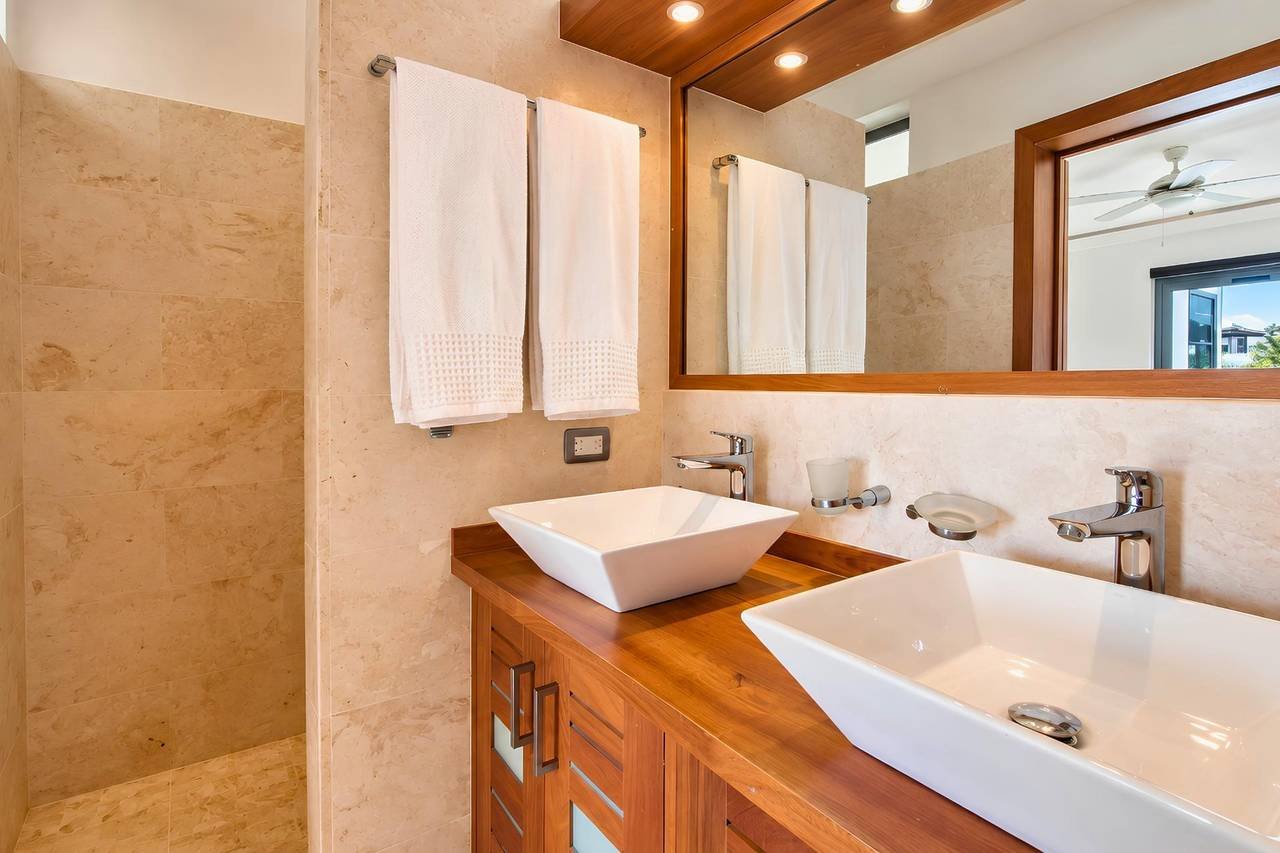 3403-bathroom1 3 Bedroom Apartment – Steps to Playa Punta Popy !