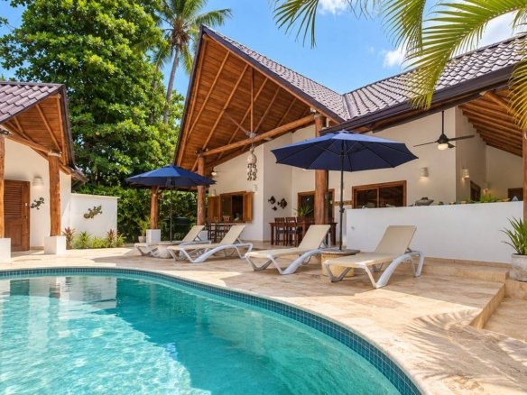 Beautiful Tropical Villa with Bungalow 100m from Playa Las Ballenas !