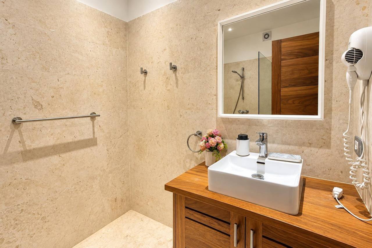 3408-bathroom3 Modern Townhouse near Playa Punta Popy