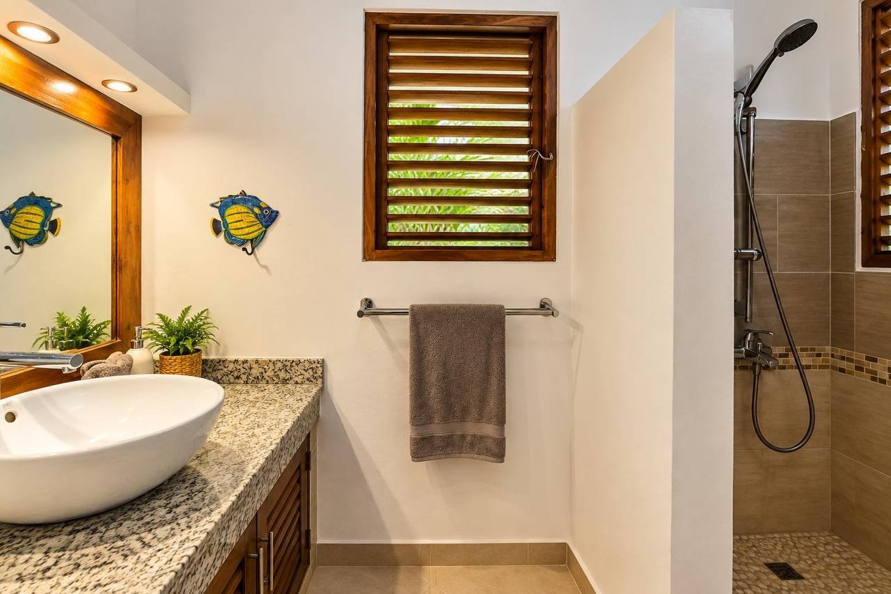 3414-Bathroom2 Charming Villa with Bungalow and Private Pool at Punta Popy