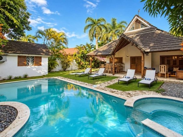 Charming Villa with Bungalow and Private Pool at Punta Popy