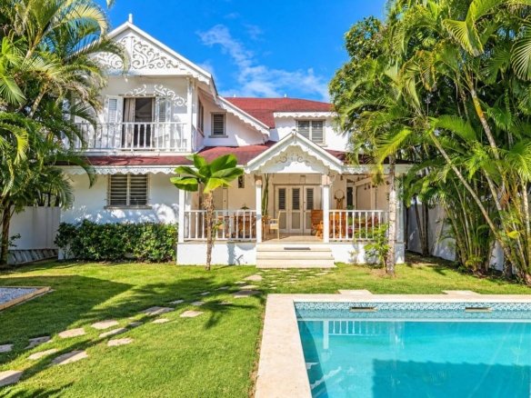 Charming 4 Bedroom Colonial Villa with Private pool near Playa Las Ballenas
